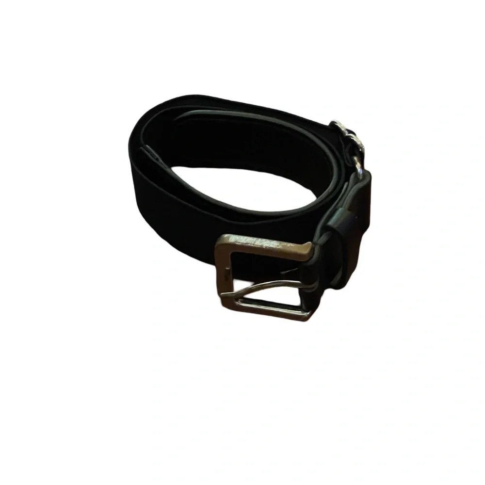 Older Youth Under Armour black baseball belt One Size adjustable silver buckle